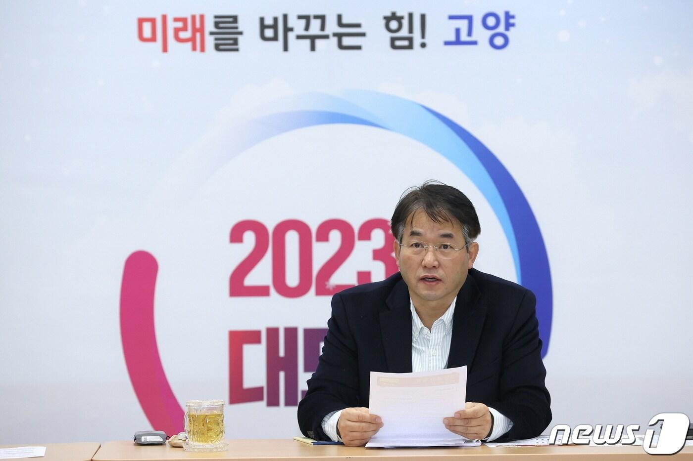 17일 일산동구청 대회의실에서 열린 현장 간부회의에서 이동환 시장이 경기북부특별자치도에 대한 입장을 밝히고 있다. &#40;고양시 제공&#41;