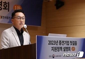 이호준 한국중견기업연합회 상근부회장이 개회사를 하고 있다. &#40;중견련 제공&#41;