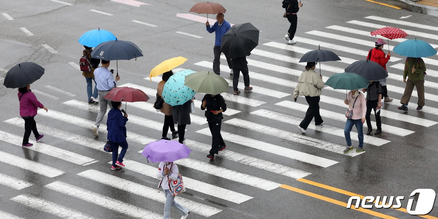 비가 내리는 18일 오전 부산 동래구 도시철도 동래역 앞에서 우산을 쓴 시민들이 발걸음을 재촉하고 있다. 2023.5.18/뉴스1