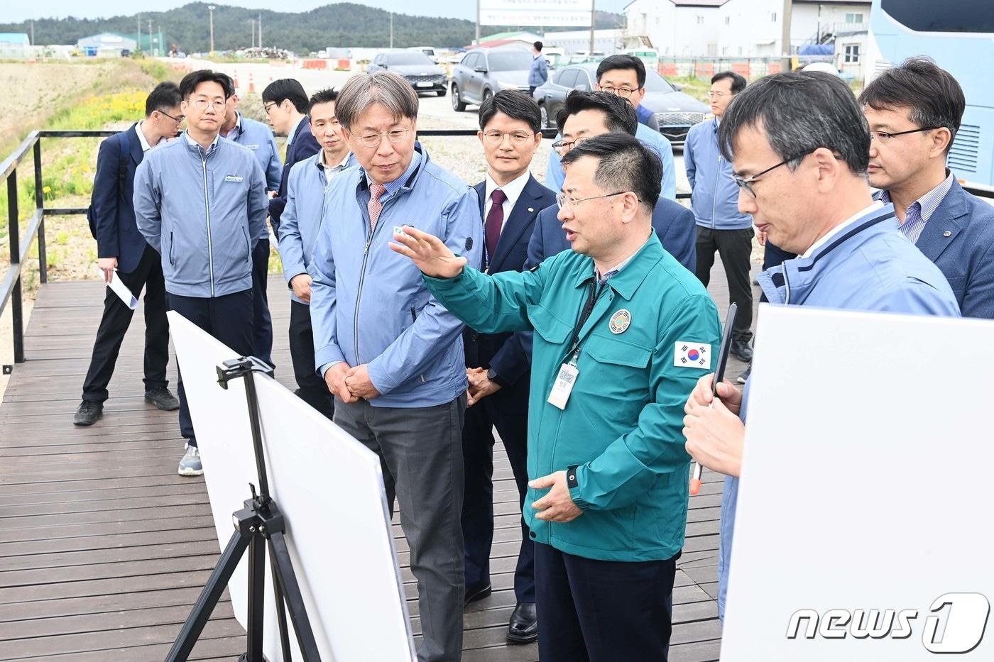 강경성 산업통상자원부 1차관이 경상북도 울진군에 위치한 한국수력원자력 한울원자력본부를 방문해 신한울 3ㆍ4호기건설현장을 살펴보는 모습.. &#40;산업통상자원부 제공&#41;/뉴스1