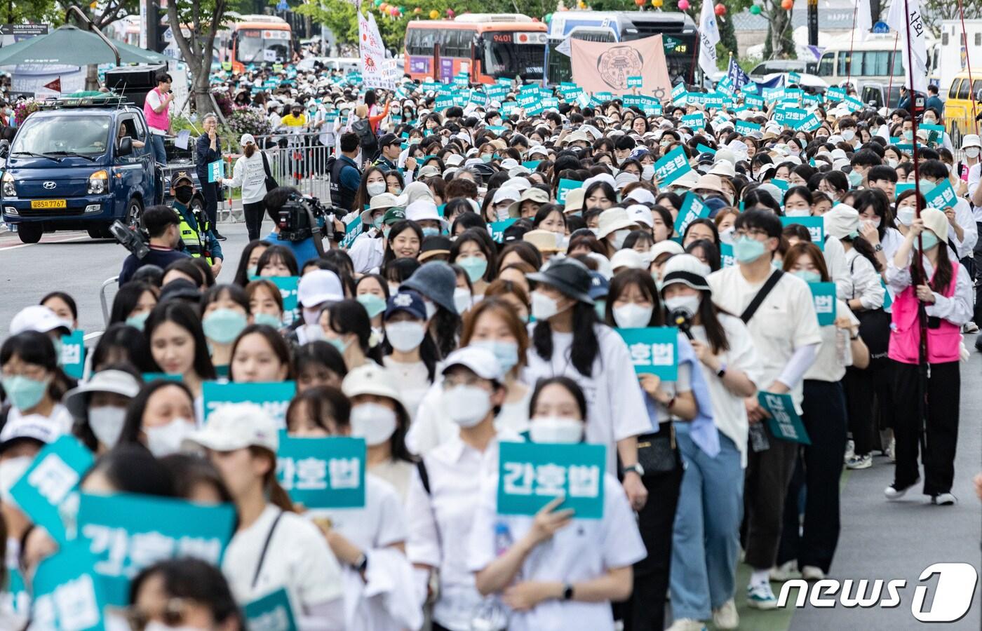 대한간호사협회 회원들이 19일 오후 서울 세종대로 동화면세점 앞 일대에서 열린 간호법 거부권 행사 규탄 총궐기대회를 마친 후 서울역으로 행진하고 있다. 2023.5.19/뉴스1 ⓒ News1 이재명 기자