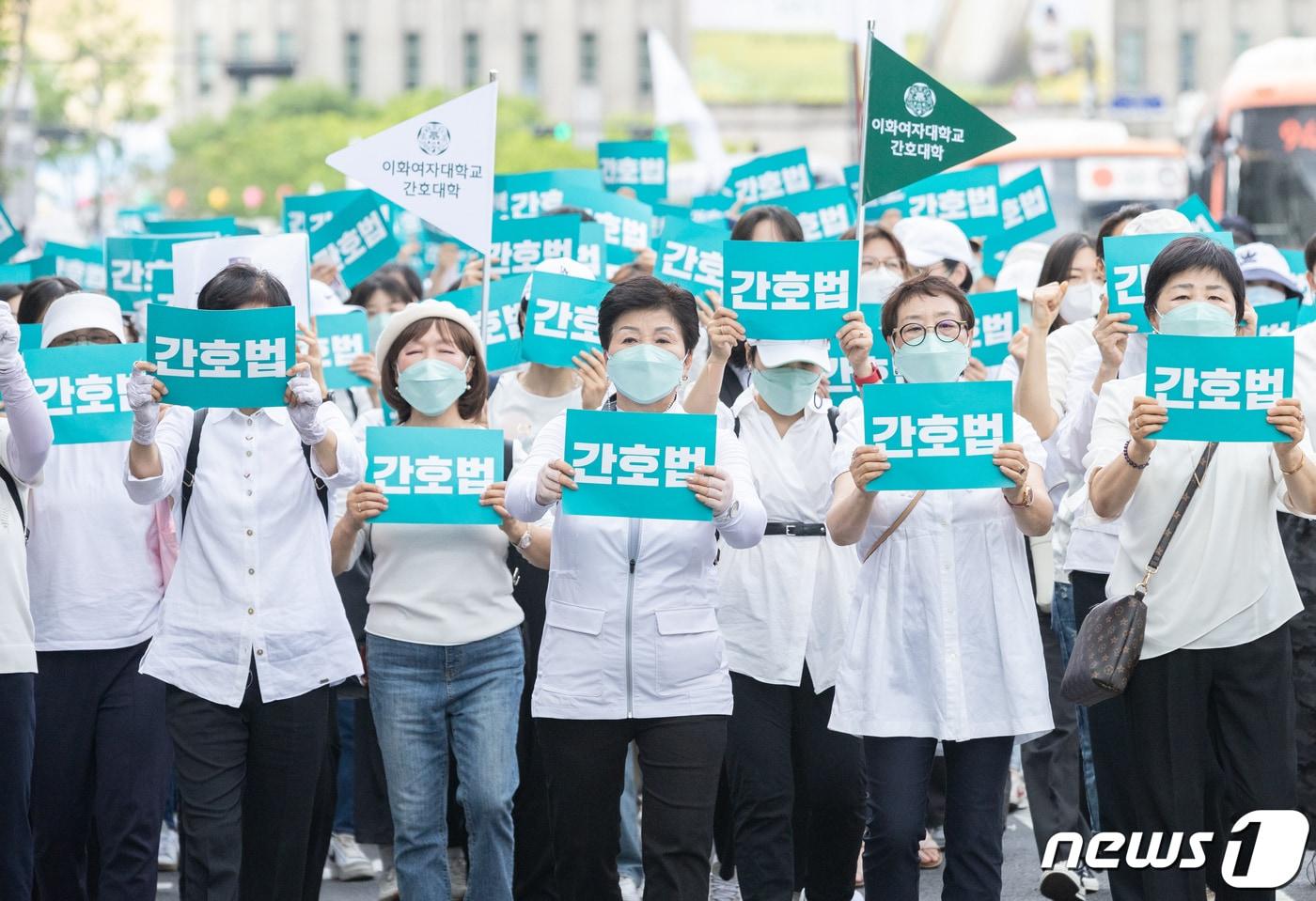 대한간호사협회 회원들이 19일 오후 서울 세종대로 동화면세점 앞 일대에서 열린 간호법 거부권 행사 규탄 총궐기대회를 마친 후 서울역으로 행진하고 있다. 2023.5.19/뉴스1 ⓒ News1 이재명 기자