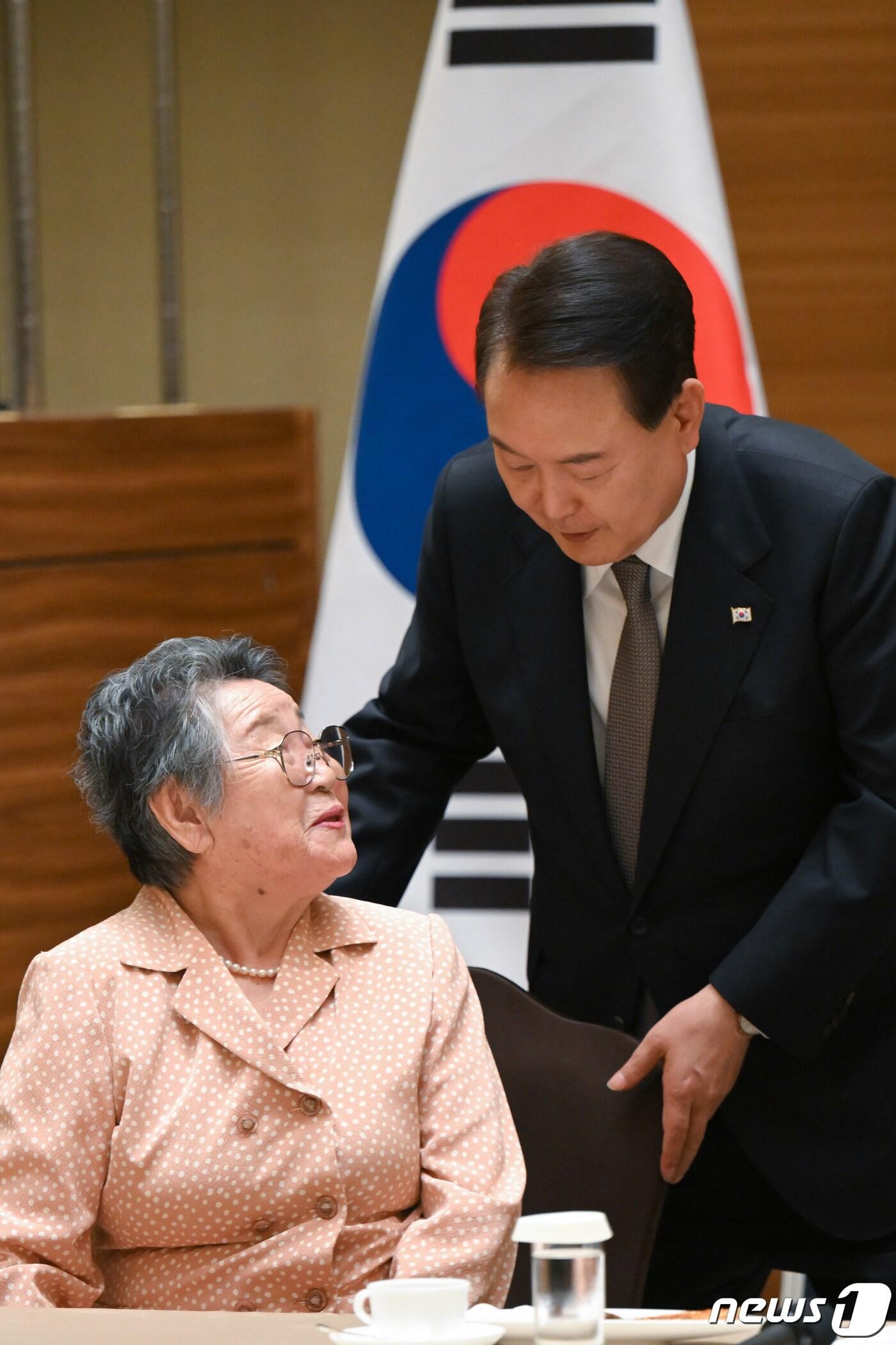 윤석열 대통령이 19일 일본 히로시마의 한 호텔에서 열린 히로시마 동포 원폭 피해자와의 간담회에서 박남주 한국원폭피해대책특별위원회 전 위원장의 착석을 돕고 있다. &#40;대통령실 제공&#41; 2023.5.19/뉴스1 ⓒ News1 안은나 기자