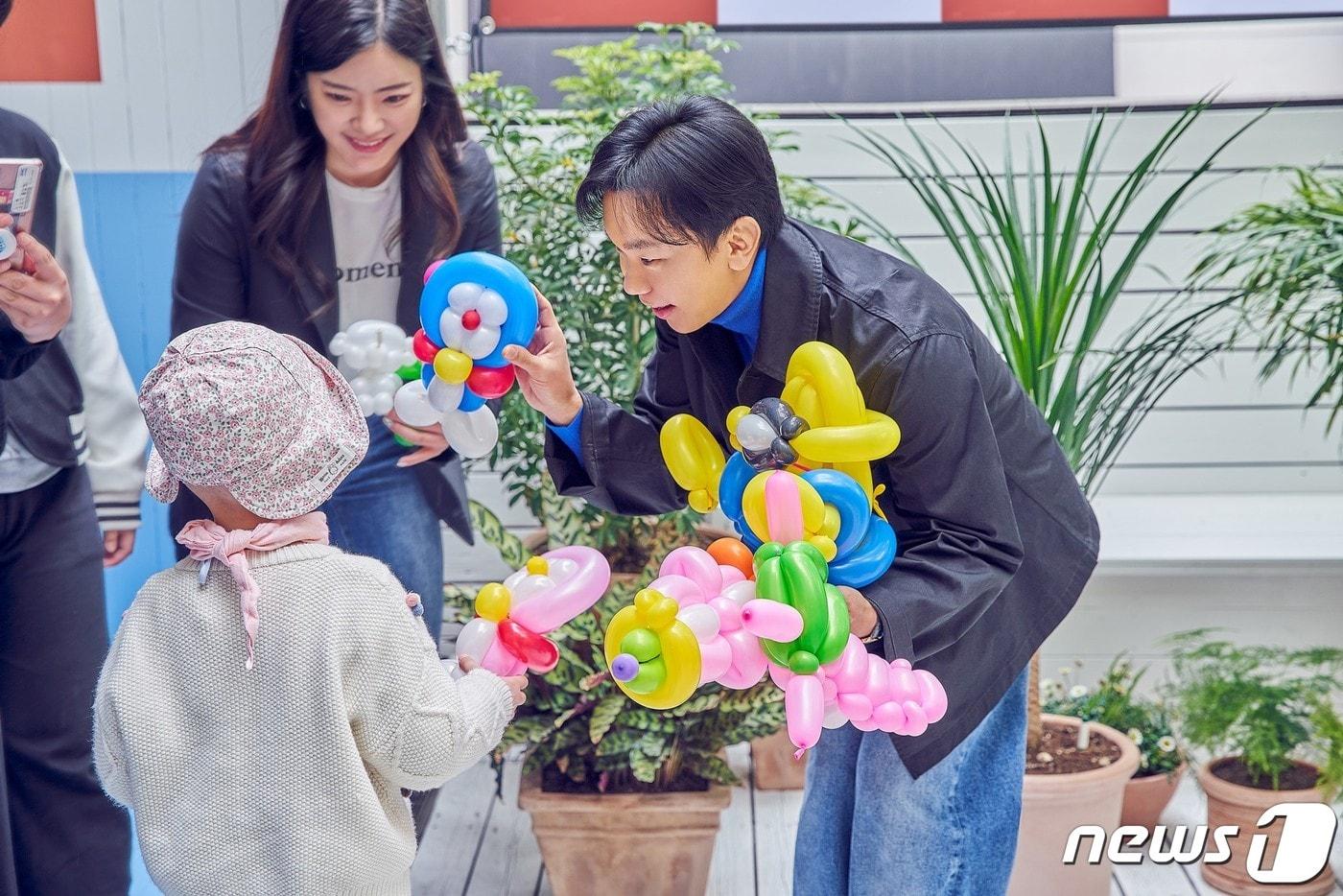 25일 삼성서울병원 환아 가족 초청행사에서 안정호 시몬스 대표가 풍선을 건네고 있다. &#40;시몬스 제공&#41;