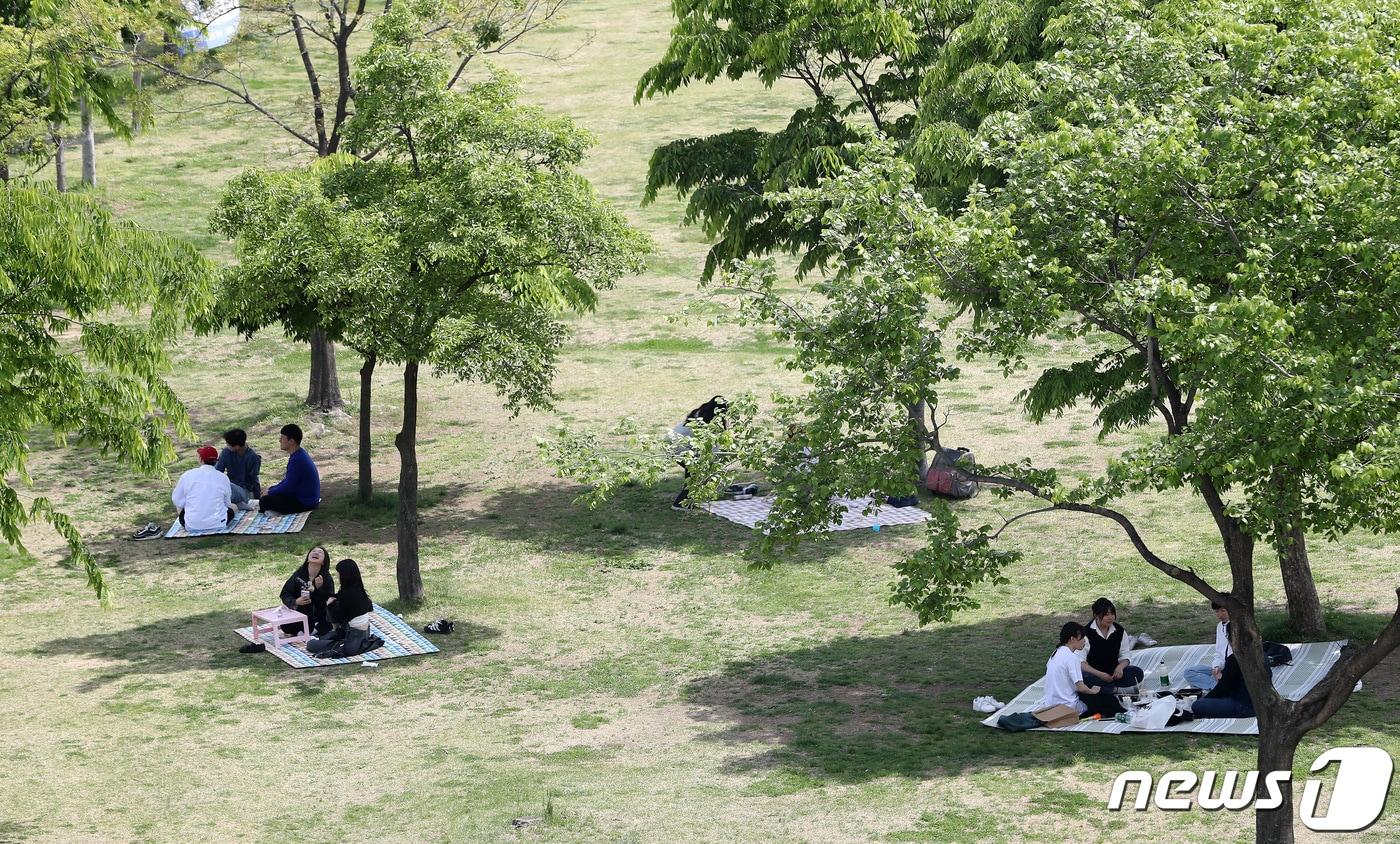 서울 여의도 한강공원을 찾은 시민들이 나무그늘 아래서 여유로운 시간을 보내고 있다. 2023.5.2/뉴스1 ⓒ News1 이동해 기자