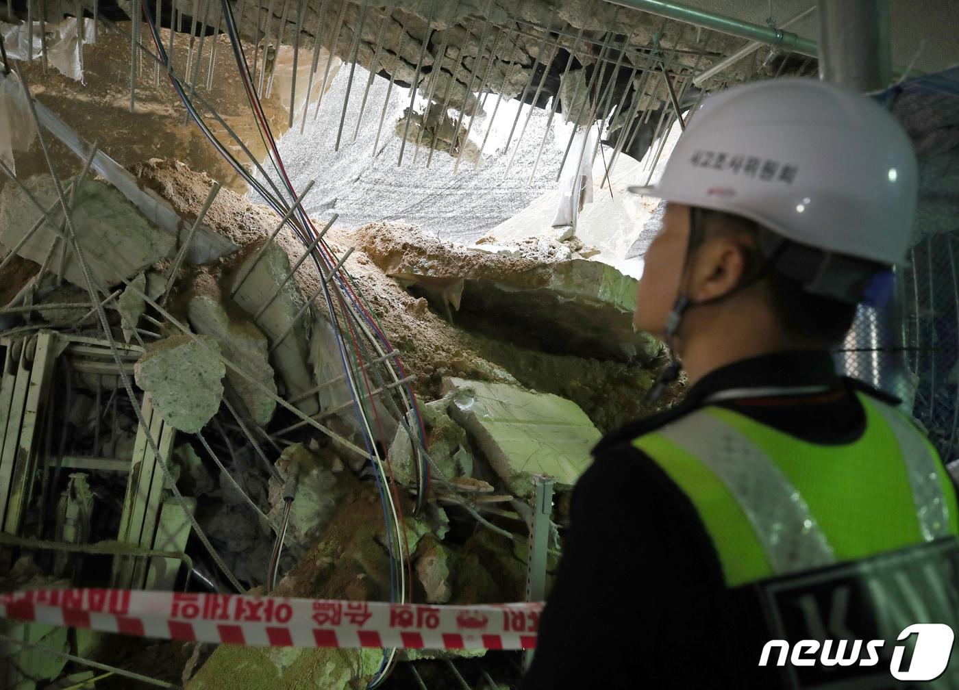 국토안전관리원 관계자가 지난 5월 2일 인천시 서구 검단의 한 아파트 지하주차장 슬래브 붕괴 현장을 살피고 있다. 2023.5.2/뉴스1 ⓒ News1 정진욱 기자