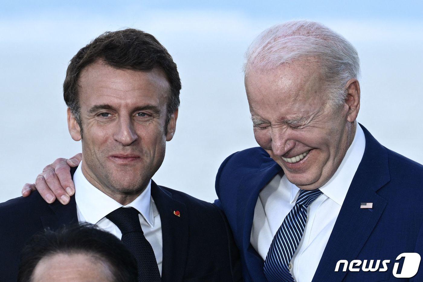 조 바이든 미국 대통령&#40;오른쪽&#41;과 에마뉘엘 마크롱 프랑스 대통령. ⓒ AFP=뉴스1 ⓒ News1 우동명 기자