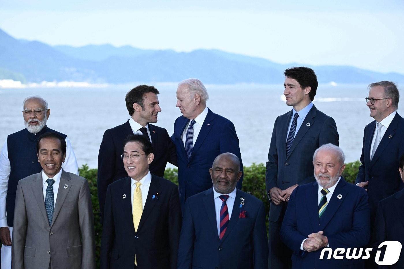 조 바이든 미국 대통령과 에마뉘엘 마크롱 프랑스 대통령이 2023년 5월 20일 일본 히로시마에서 열린 주요 7개국&#40;G7&#41; 정상회의 중 단체 사진을 찍으며 얘기를 하고 있다. ⓒ AFP=뉴스1 ⓒ News1 우동명 기자