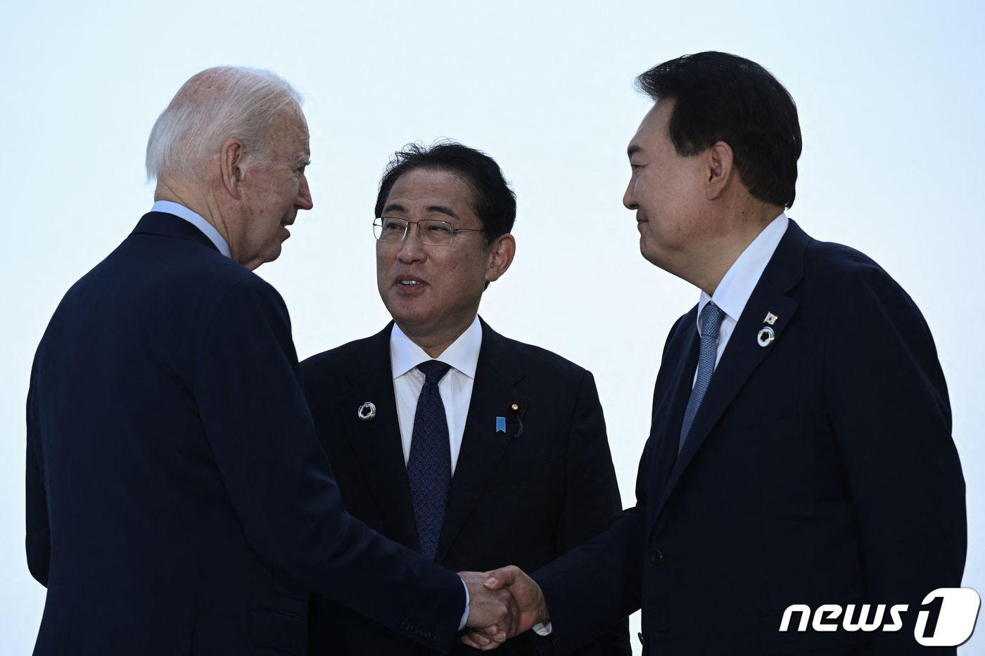 윤석열 대통령과 조 바이든 미국 대통령&#40;맨좌측&#41;, 기시다 후미오 일본 총리&#40;가운데&#41;가 21일 히로시마 주요 7개국&#40;G7&#41; 정상회의를 계기로 히로시마에서 열리는 3국 정상회담을 위해 만나 인사를 나누고 있다. ⓒ AFP=뉴스1 ⓒ News1 최종일 기자