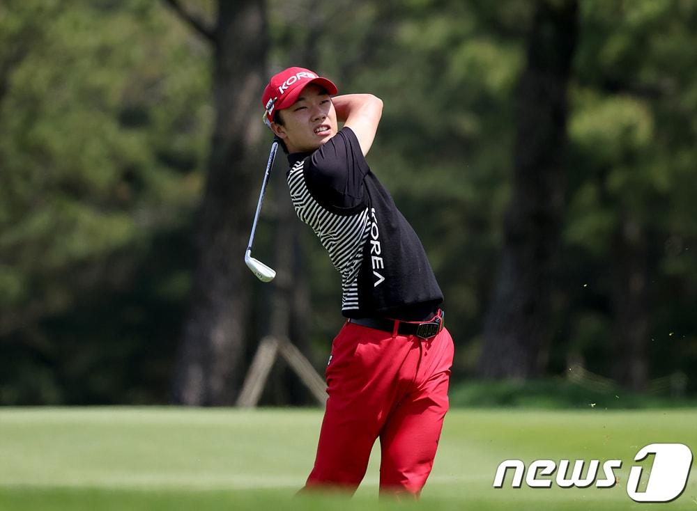 송민혁이 21일 제주 서귀포 핀크스골프클럽에서 열린 2023시즌 KPGA 코리안투어 &#39;SK텔레콤 오픈 2023&#39; 최종라운드에서 4번홀 세컨 아이언샷을 하고 있다. &#40;KPGA 제공&#41; 2023.5.21/뉴스1