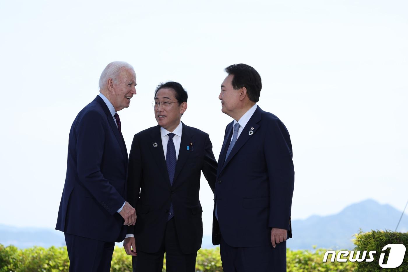 왼쪽부터 조 바이든 미국 대통령과 기시다 후미오 일본 총리, 윤석열 대통령. &#40;대통령실 제공&#41; 