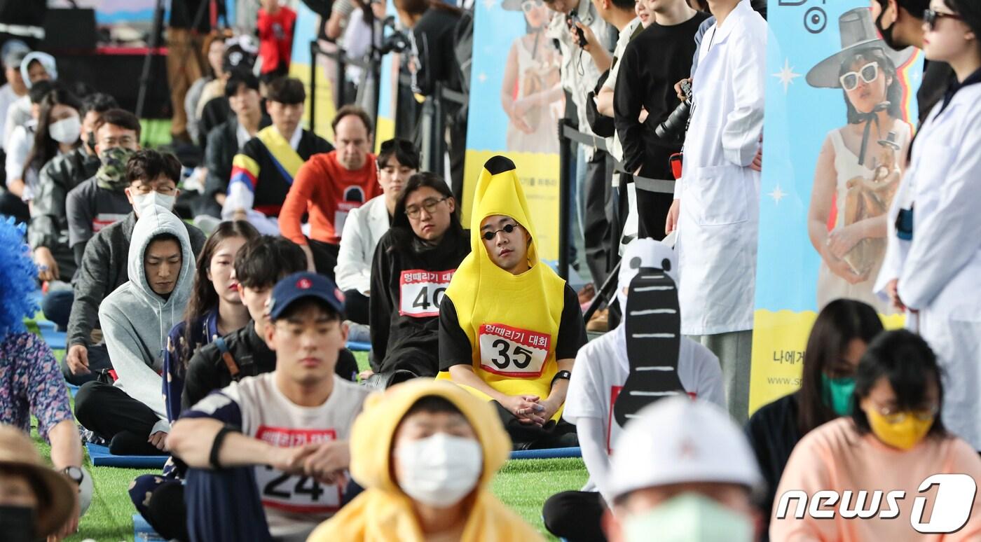 21일 서울 서초구 잠수교에서 열린 &#39;2023 한강 멍 때리기 대회&#39;에서 참가자들이 멍하니 앉아 있다. 2023.5.21/뉴스1 ⓒ News1 허경 기자