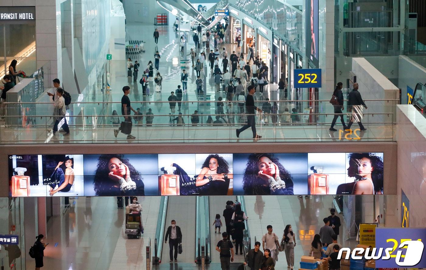 인천국제공항 제2여객터미널에서 여행객들이 면세점을 이용하고 있다. 2023.5.22/뉴스1 ⓒ News1 김도우 기자