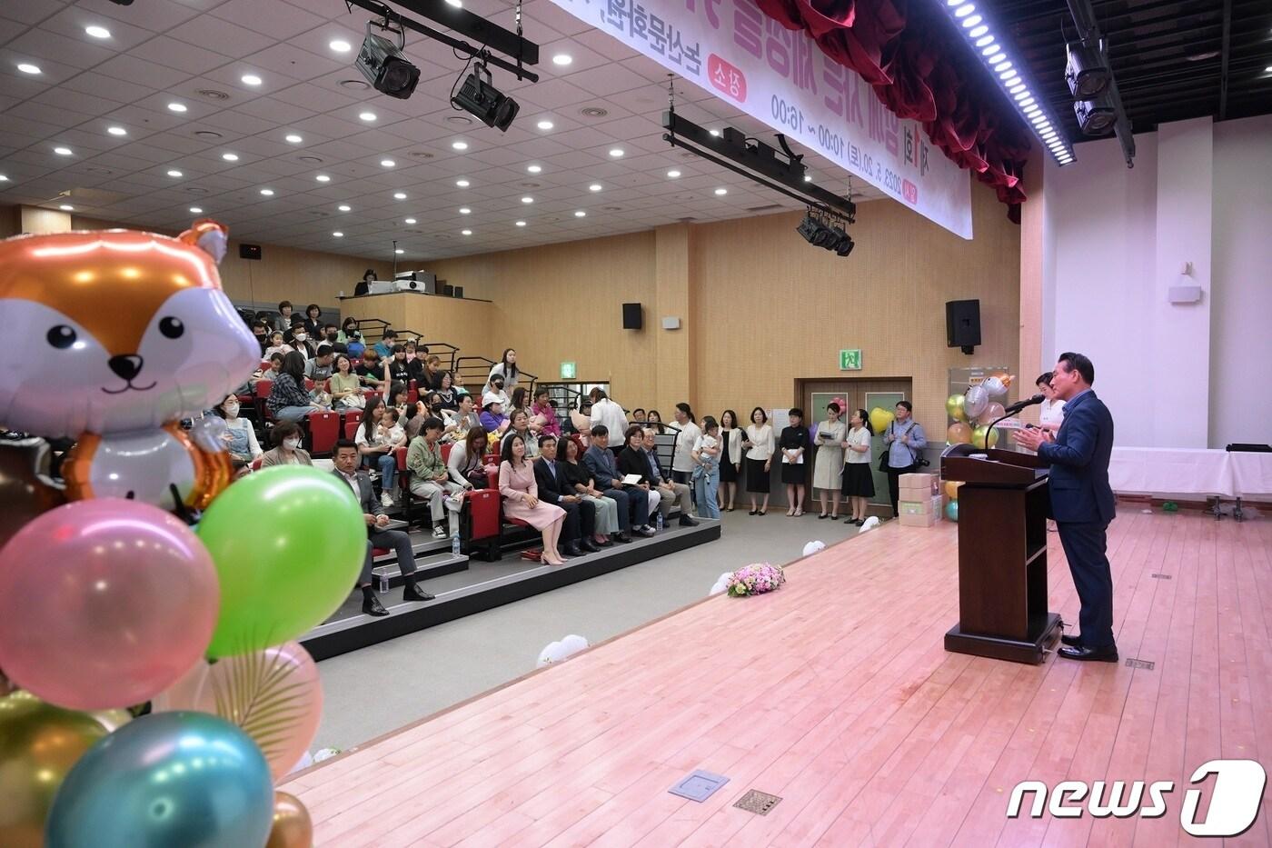  지난 20일 논산문화원에서 열린 ‘함께 사는 세상을 위한 가족축제’에서 백성현 시장이 축사하고 있다. &#40;논산시 제공&#41; / 뉴스1