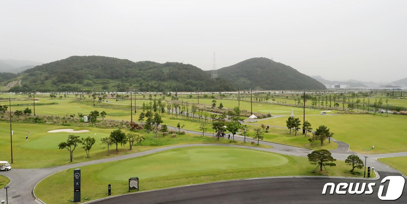 창원시 진해구 웅동1지구 개발사업 일환으로 조성된 골프장 전경. ⓒ News1 윤일지 기자