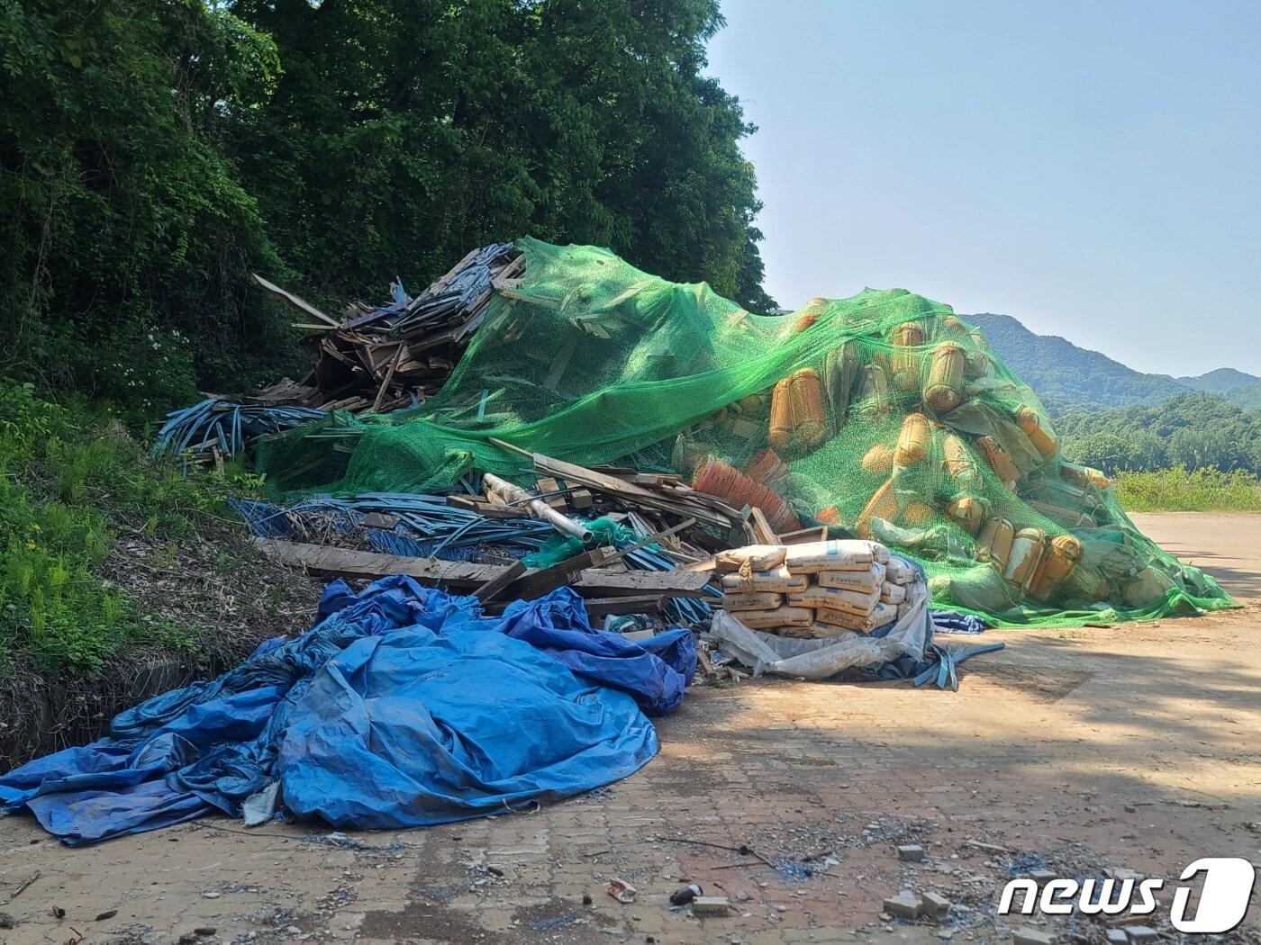 제천 연금리조트~금성 간 도로 건설공사 현장에 발생한 건설폐기물과 건설자재들이 불법으로 주차장내에 방치되고 있다.