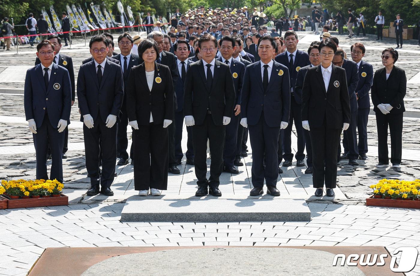 이재명 더불어민주당 대표와 김기현 국민의힘 대표, 이정미 정의당 대표 등이 23일 오후 경남 김해시 진영읍 봉하마을에서 열린 고 노무현 전 대통령 서거 14주기 추도식을 마친 뒤 묘역을 찾아 참배하고 있다. &#40;공동취재, 자료사진&#41; 2023.5.23/뉴스1 ⓒ News1 임세영 기자