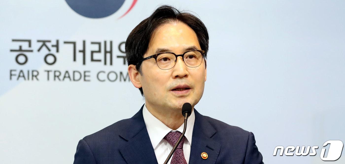 한기정 공정거래위원장이 지난 5월 24일 세종시 정부세종청사에서 이동통신 3사의 5G 서비스 속도 관련 부당광고 건에 대한 심의 결과를 발표하기 위해 브리핑실에 입장하고 있다. /뉴스1 ⓒ News1 김기남 기자