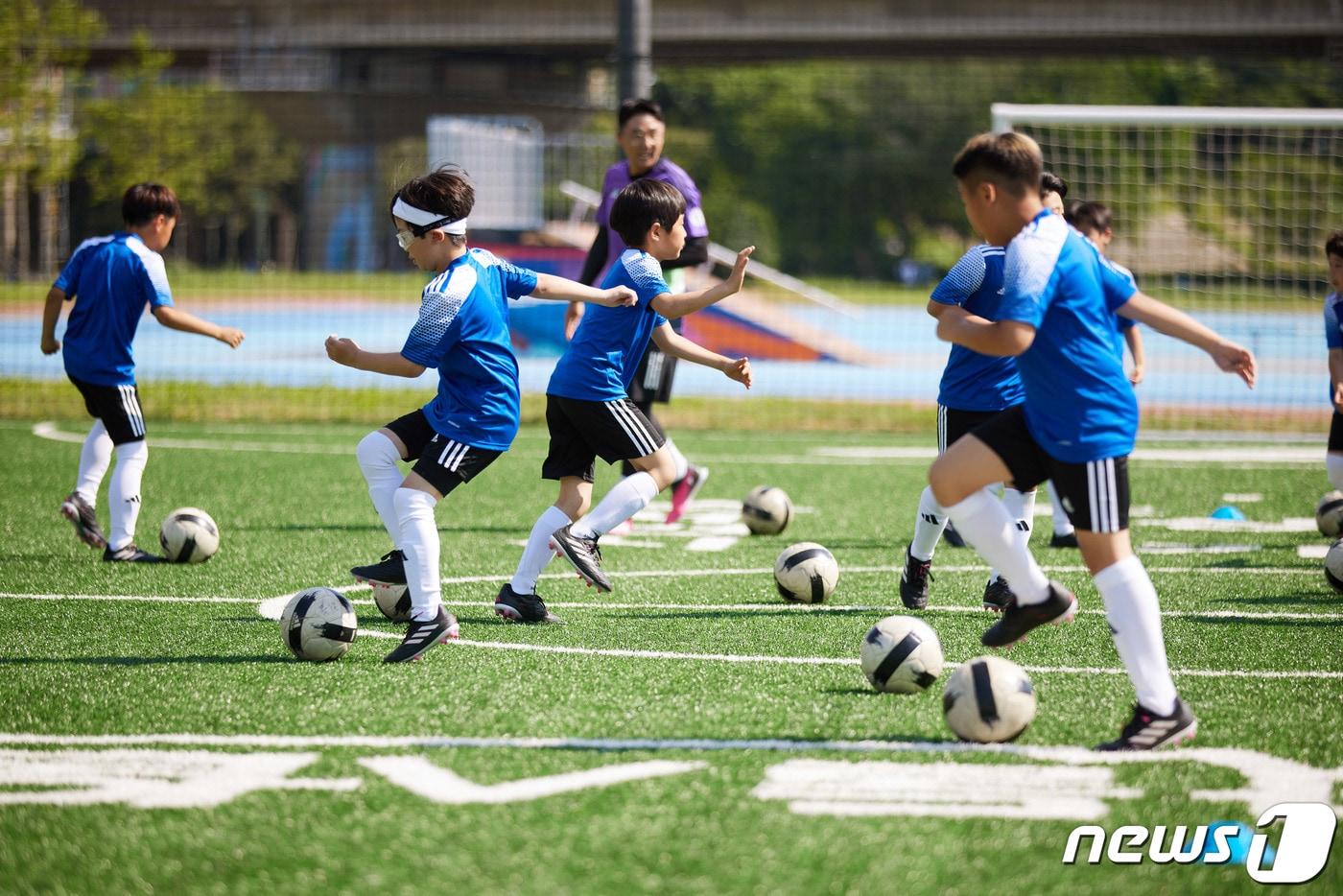 서울 대동초등학교 축구부 학생들이 차범근 축구교실이 주최한 풋볼 클리닉에 참여하고 있다. &#40;아디다스코리아 제공&#41; 2023.5.24/뉴스1