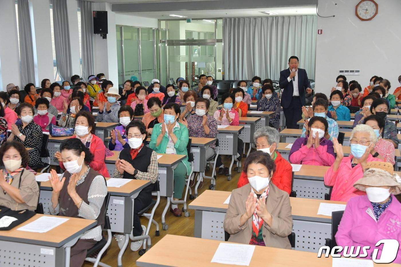 지난 23일  전북 순창군 순창읍 노인복지관에서 순창시니어클럽 노인일자리사업 교육이 진행된 가운데 최영일 군수가 사업 전반을 설명하고 있다.2023.5.24.&#40;순창군 제공&#41;/뉴스1