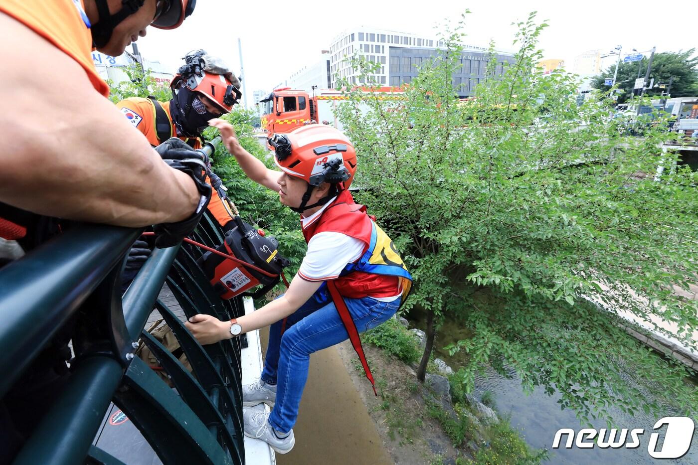 24일 오후 서울 청계천 오간수교에서 열린 풍수해 재난대응 종합훈련에서 소방대원들이 고립시민 대피 및 구조를 펼치고 있다. 2023.5.24/뉴스1 ⓒ News1 박정호 기자