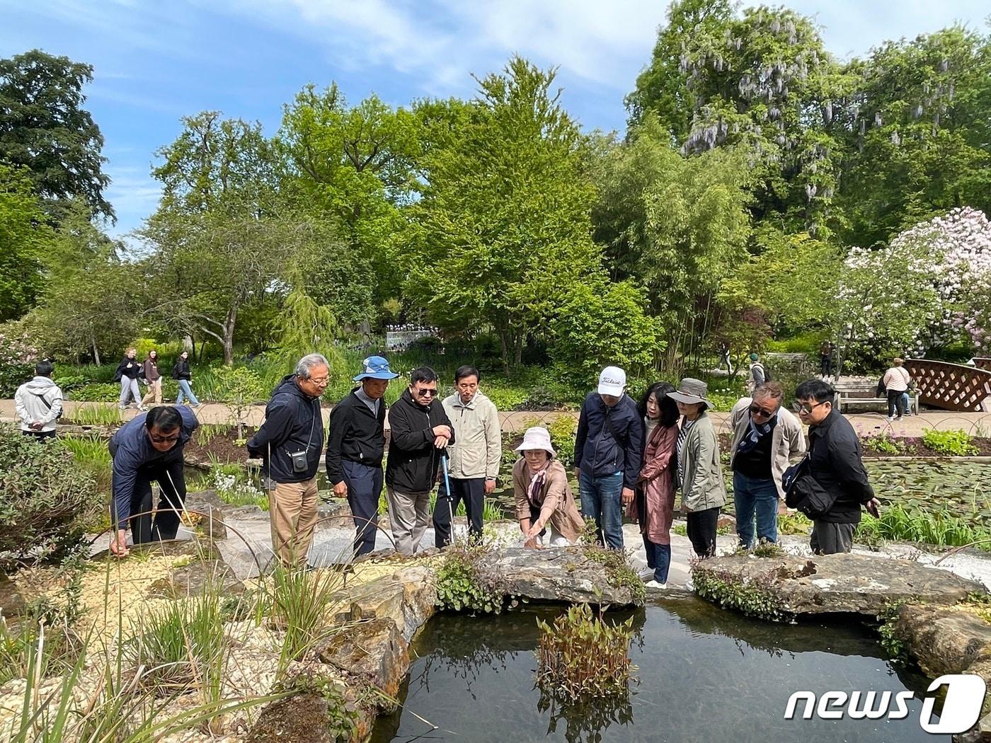  25일 충북 충주시장이 각종 현안에도 불구하고 비즈니스석을 타고 유럽 3대 정원 견학을 추진해 논란이다. 사진은 영국 정원 견학 모습.&#40;충주시 제공&#41;2023.5.25/뉴스1 