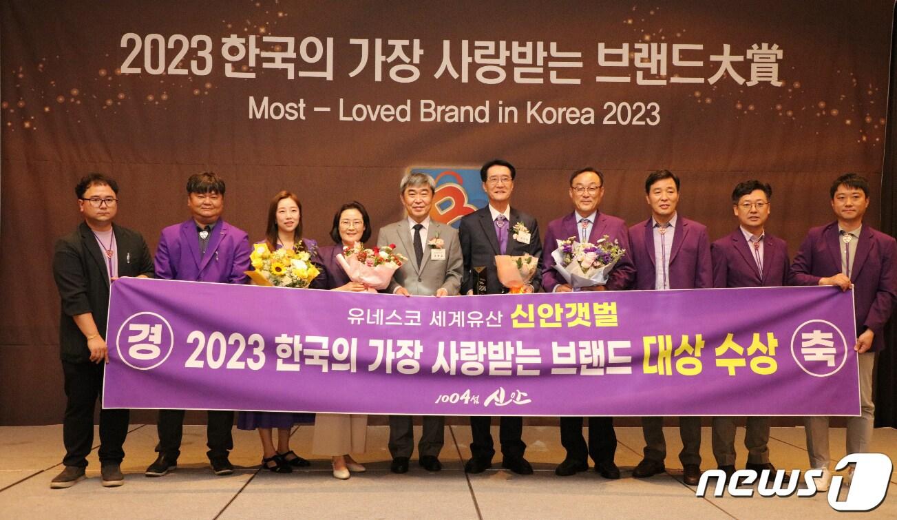 신안군&#40;군수 박우량&#41;은 지난 24일 세계유산으로 등재된 신안갯벌이 &#39;2023년 한국의 가장 사랑받는 브랜드 대상&#39;의 세계자연유산 부문에서 대상에 선정됐다. &#40;신안군 제공&#41;/뉴스1 