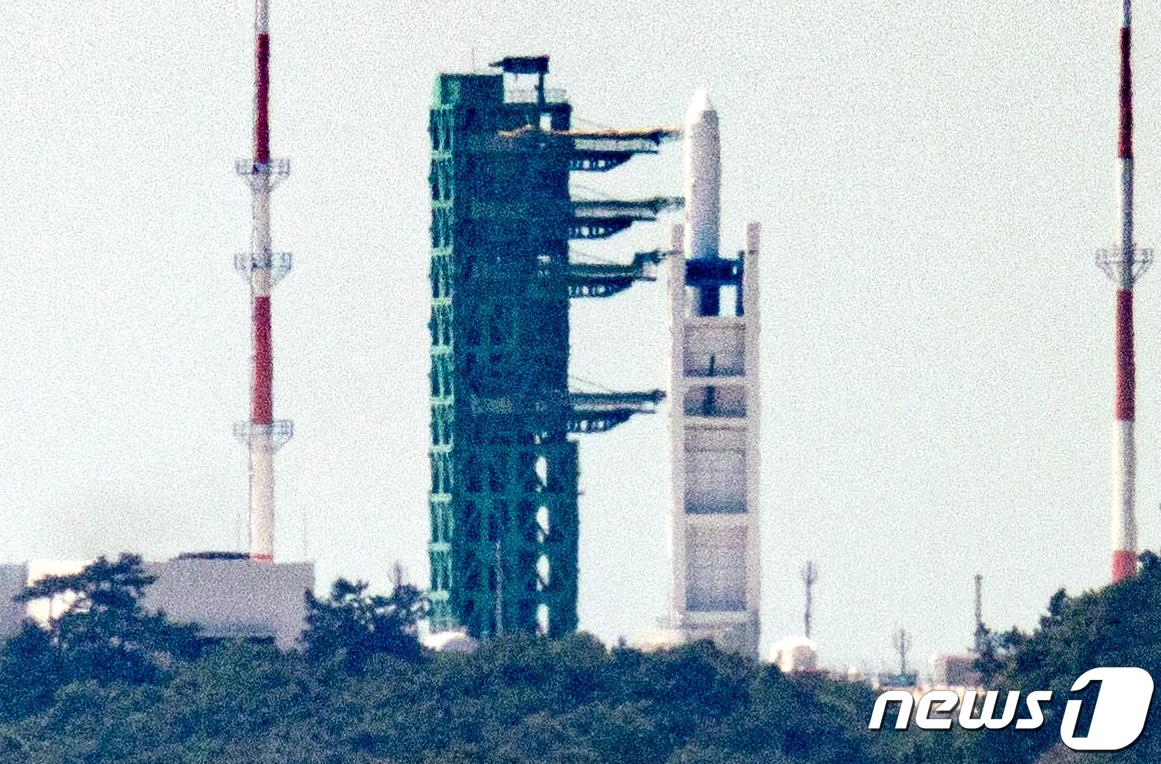 한국형 우주발사체 누리호&#40;KSLV-Ⅱ&#41;가 25일 오후 전남 고흥군 나로우주센터 발사대에 기립돼 있다. 과학기술정보통신부는 이날 오전 누리호 발사관리위원회에서 오후 6시 24분에 3차 발사 재시도를 한다고 밝혔다. 2023.5.25/뉴스1 ⓒ News1 이재명 기자