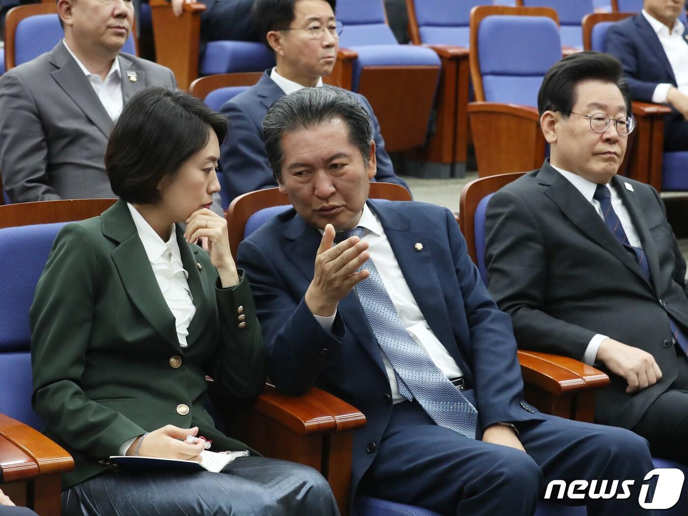 더불어민주당 정청래, 고민정 최고위원이 지난 5월 25일 서울 여의도 국회에서 열린 의원총회에서 대화를 하고 있다. 오른쪽은 이재명 대표. ⓒ News1 송원영 기자