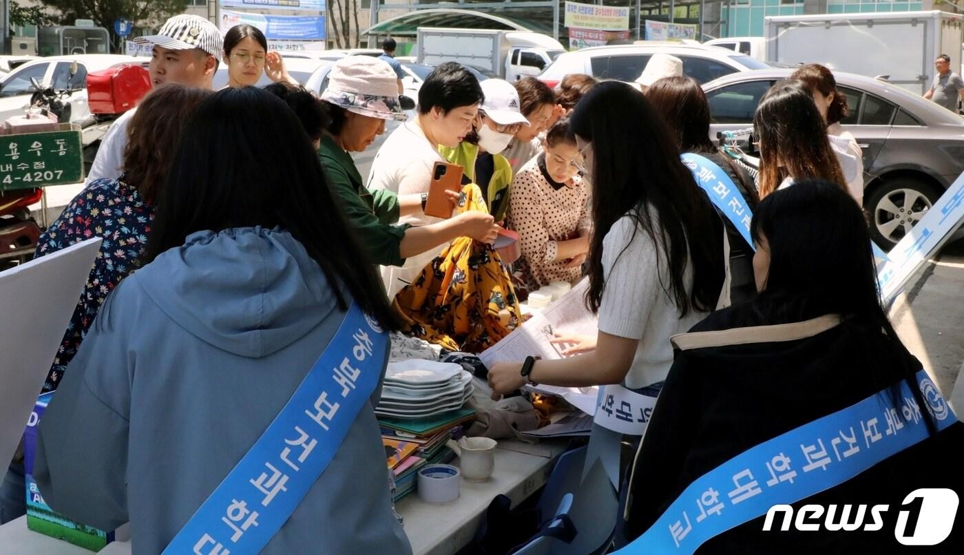 충북보건과학대학교 학생 10여명이 25일 청주시 청원구 내수 5일장에서 교직원과 학생들이 기증한 물품을 저렴한 가격에 파는 바자를 열고 있다.&#40;충북보건과학대 제공&#41;/ 뉴스1