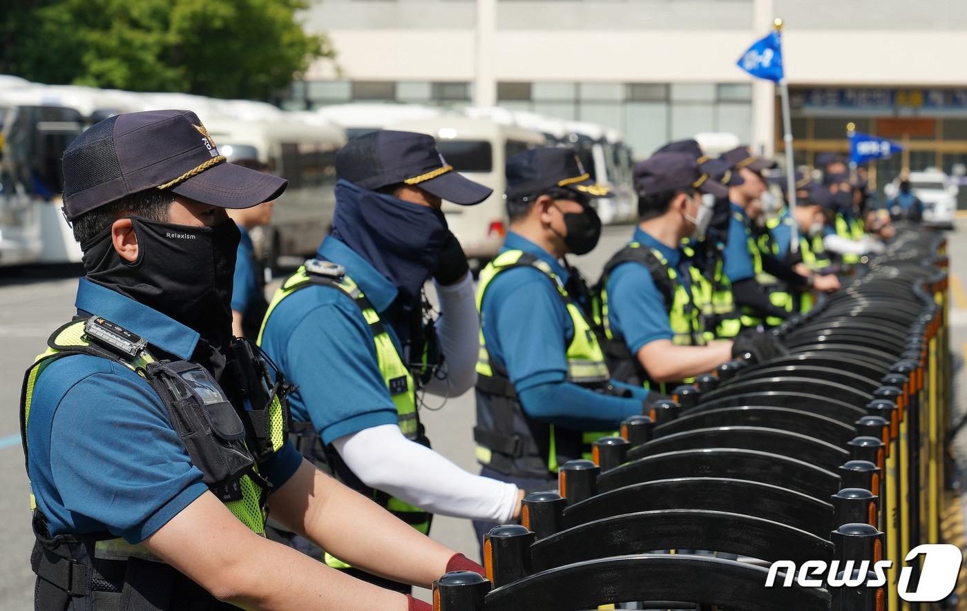 서울경찰청 기동대 대원들이 25일 서울 중구 서울경찰청 기동본부에서 불법 집회 대응 훈련을 하고 있다. &#40;경찰청 제공&#41; 2023.5.25/뉴스1