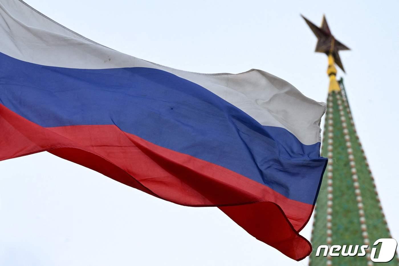 23일&#40;현지시간&#41; 러시아 모스크바의 크렘린궁 지붕 위에 러시아 국기가 펄럭이고 있다. 2023.05.23/ ⓒ AFP=뉴스1 ⓒ News1 권진영 기자