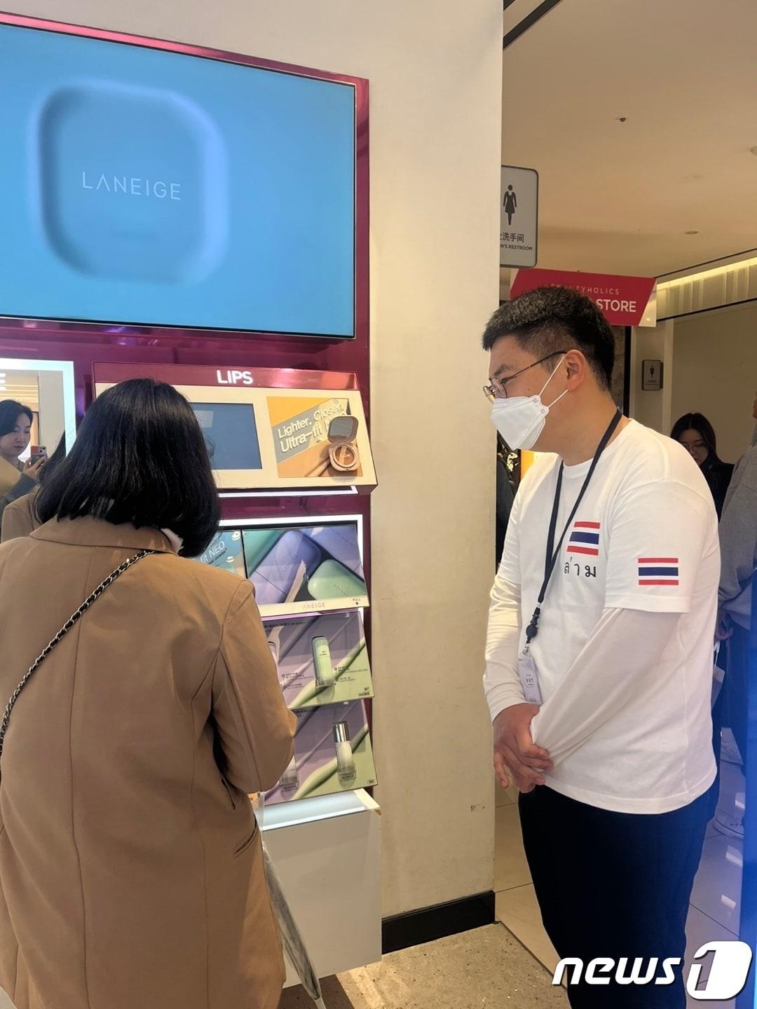 신세계면세점은 외국인 쇼핑을 돕기 위해 베트남·태국어 쇼핑 도우미를 항시 운영하고 있다고 밝혔다.&#40;신세계면세점 제&#41;