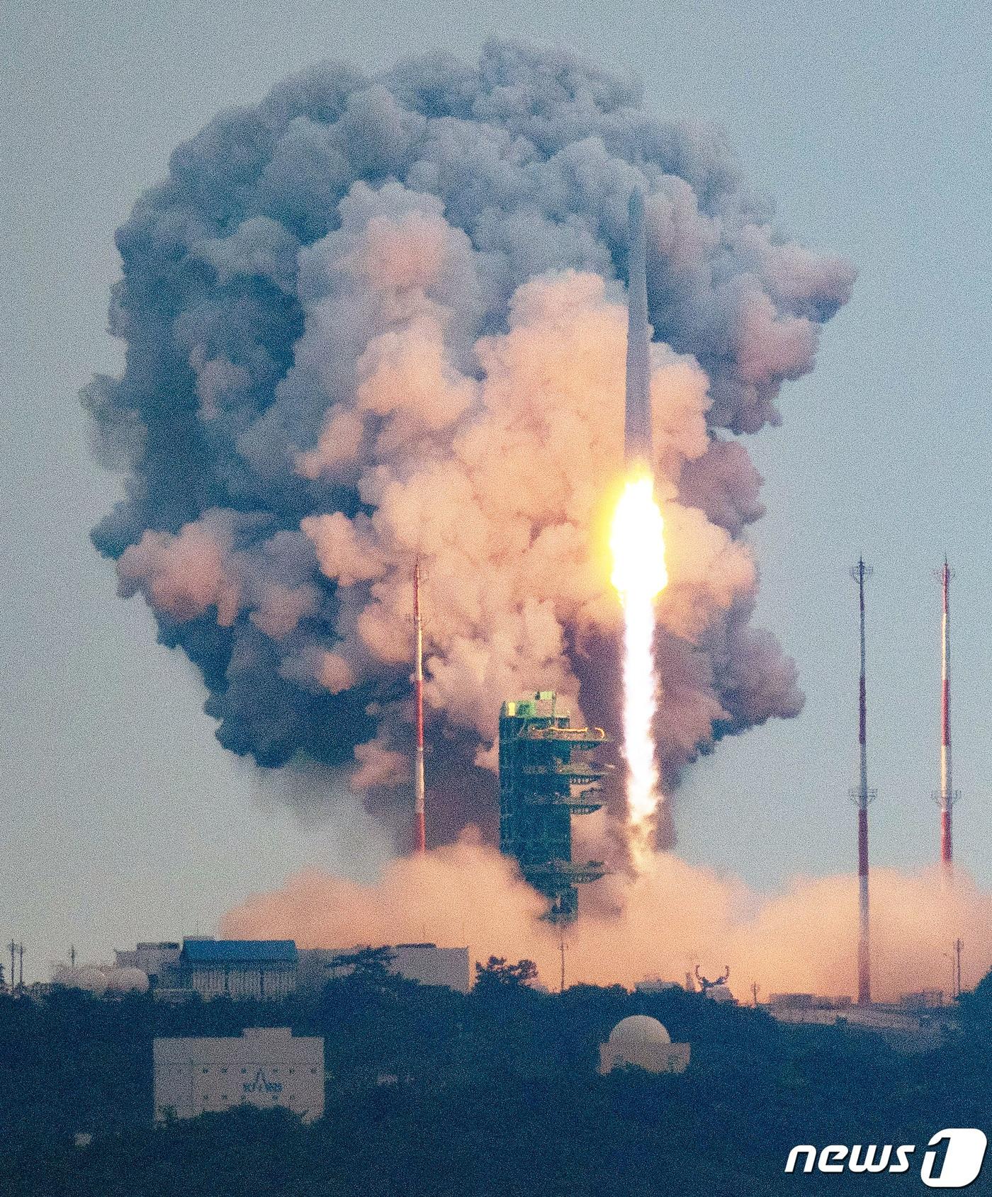 한국형 우주발사체 누리호&#40;KSLV-Ⅱ&#41;가 25일 오후 전남 고흥군 나로우주센터에서 발사되고 있다. 누리호는 2021년 10월21일 1차, 2022년 6월21일 2차 발사가 이뤄졌다. 1, 2차 발사가 성능 검증을 위한 목적이었다면 이번 3차 발사는 처음으로 실용 위성을 우주로 데려가는 실전이다. 이번에 실려 가는 위성은 차세대소형위성 2호&#40;카이스트 인공위성연구소&#41;, 도요샛 4기&#40;천문연&#41;, LUMIR-T1&#40;루미르&#41;, JAC&#40;져스텍&#41;, KSAT3U&#40;카이로스페이스&#41; 등 총 8개다. 2023.5.25/뉴스1 ⓒ News1 이재명 기자