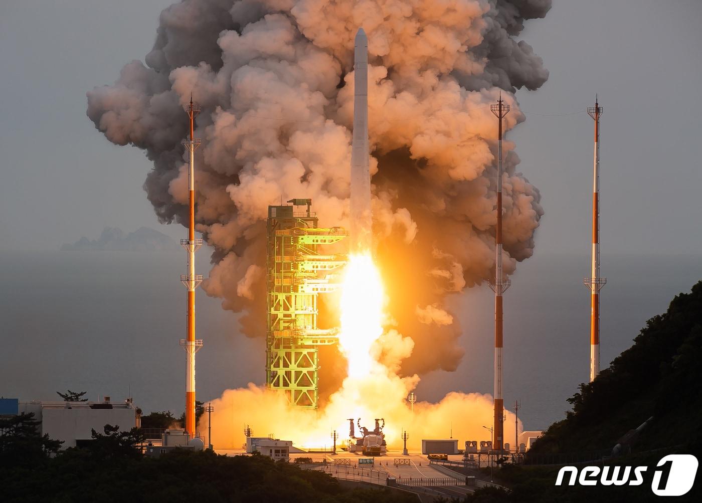 지난해 5월 25일 한국형 우주발사체 누리호&#40;KSLV-Ⅱ&#41;가 전남 고흥군 나로우주센터에서 발사되고 있다.&#40;항공우주연구원 제공&#41; 