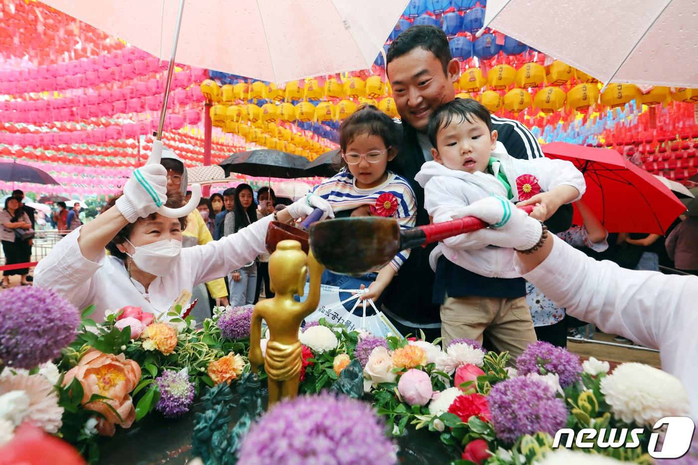 27일 오전 서울 종로구 조계사에서 열린 불기 2567년 부처님오신날 봉축법요식을 찾은 어린이들이 관불의식을 하고 있다. 2023.5.27/뉴스1 ⓒ News1 민경석 기자