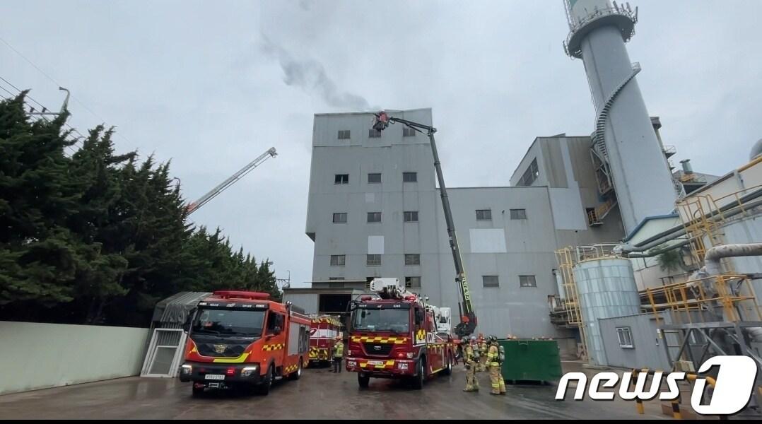  27일 오후 12시50분께 대전 대덕구 신일동에 있는 한 산업 용지 생산 공장에서 불이 난 모습.대전 소방본부 제공&#41;