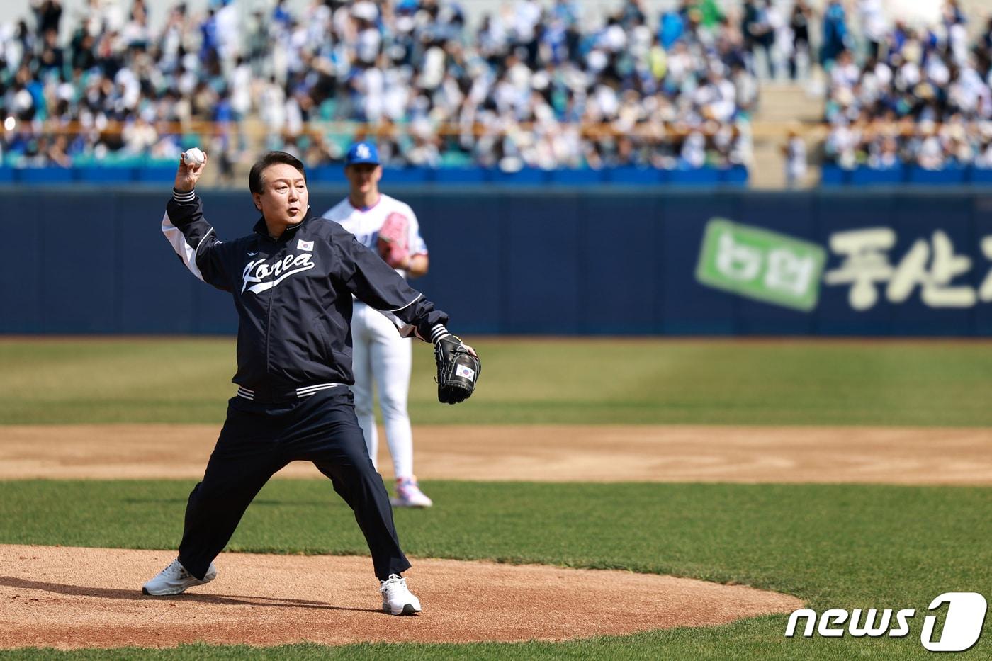 윤석열 대통령이 지난 2023년 4월 프로야구 개막전에서 시구하는 모습. &#40;대통령실 제공&#41; 2023.5.27/뉴스1 ⓒ News1 오대일 기자