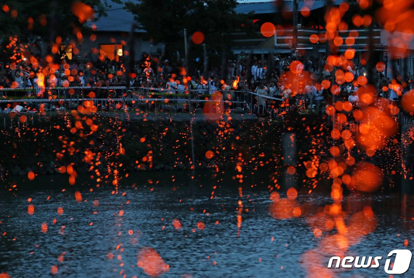 27일 오후 경남 함안군 함안면 무진정에서 &#39;함안 낙화놀이&#39;가 펼쳐지고 있다. 경남 무형문화재 제33호인 함안 낙화놀이는 숯과 한지를 꼬아 만든 실 수천 개를 줄에 매달아 해질녘 불을 붙이는 민속놀이다. 2023.5.27/뉴스1 ⓒ News1 윤일지 기자