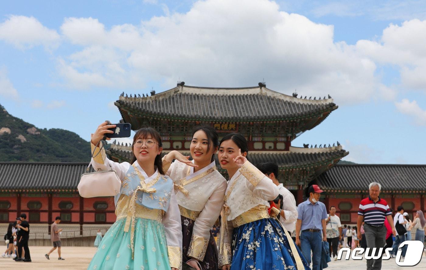 서울 경복궁을 찾은 외국인 관광객들이 기념사진을 찍고 있다. 2023.5.29/뉴스1 ⓒ News1 박세연 기자