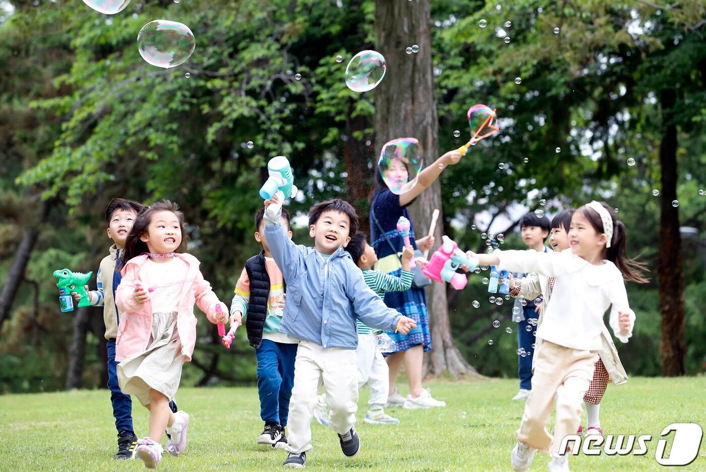 3일 광주 북구청직장어린이집 아이들이 전남대학교 잔디밭에서 야외활동 시간에 비눗방울 놀이를 하며 이틀 앞으로 다가온 어린이날을 맞아 즐거워하고 있다. &#40;광주 북구 제공&#41; 2023.5.3/뉴스1