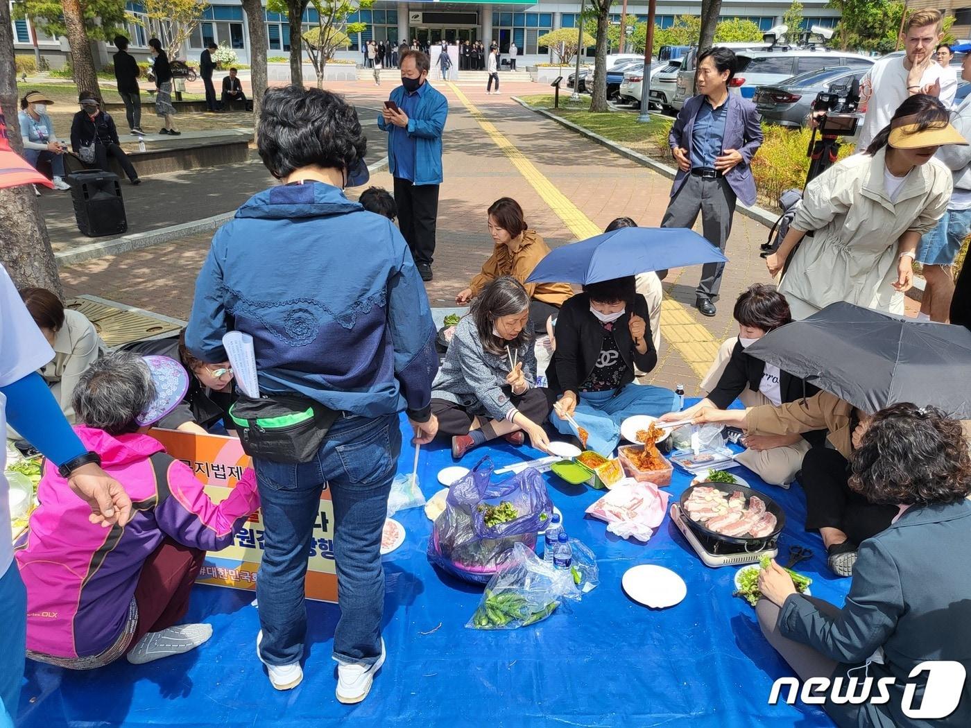 3일 오전 대구 북구 침삼동 북구청 앞에서 이슬람사원 건립에 반대하는 주민들이 삼겹살을 구워먹고 있다.2023.5.3/뉴스1 ⓒ News1 이성덕 기자