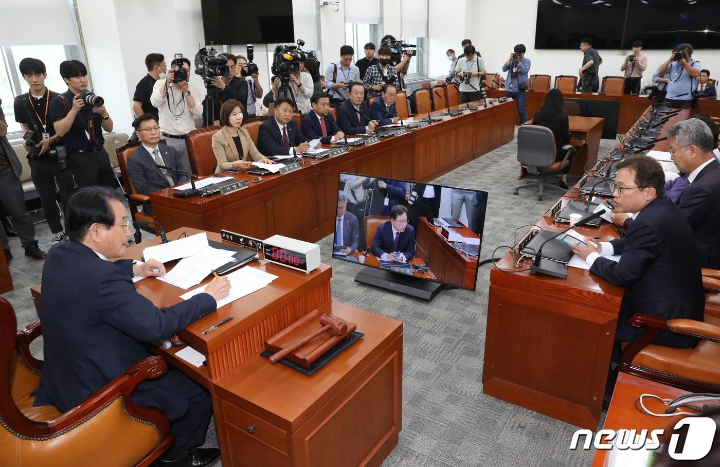 송기헌 더불어민주당 국회 윤리특위 간사가 30일 오전 서울 여의도 국회에서 열린 윤리특별위원회 전체회의에서 발언을 하고 있다. 이날 국회 윤리위는 거액의 가상자산 투자 논란을 일으킨 김남국 무소속 의원에 대한 국회 차원의 징계 절차를 본격적으로 시작한다. 2023.5.30/뉴스1 ⓒ News1 송원영 기자