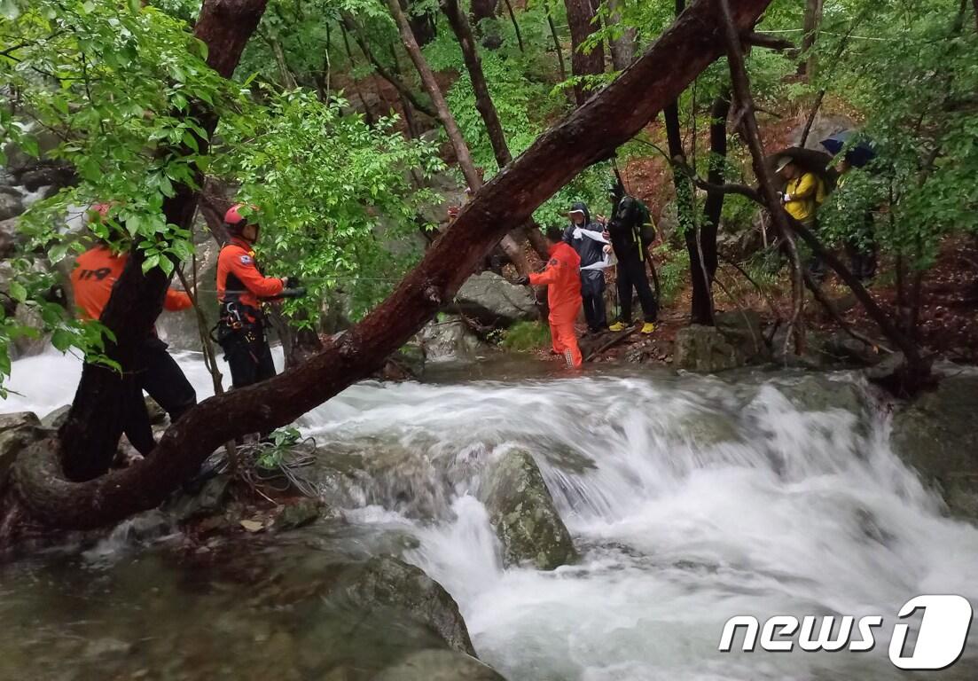 29일 오후 5시47분께 울산 울주군 신불산에서 등산객 7명이 불어난 계곡물에 고립돼 소방 구조대가 구조 작업을 하고 있다. &#40;울주소방서 제공&#41;