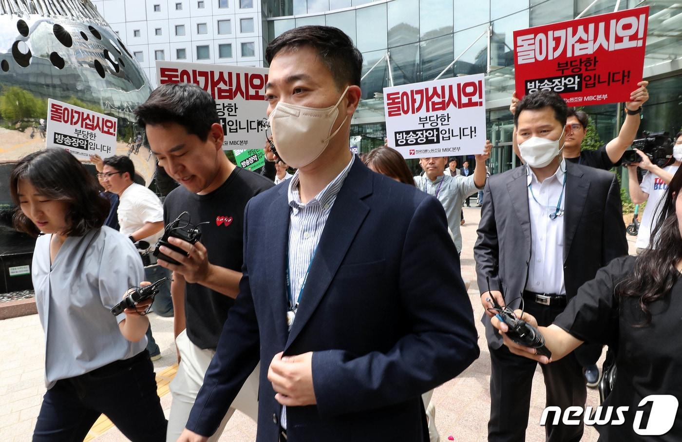 서울경찰청 반부패·공공범죄수사대 수사관들이 30일 서울 마포구 상암동 MBC 사옥에서 &#39;한동훈 법무부 장관 개인정보 유출&#39; 혐의 관련 MBC기자의 사무실 압수수색을 시도하다 언론노조 등의 항의에 철수하며 취재진 질문을 받고 있다. 2023.5.30/뉴스1 ⓒ News1 박세연 기자