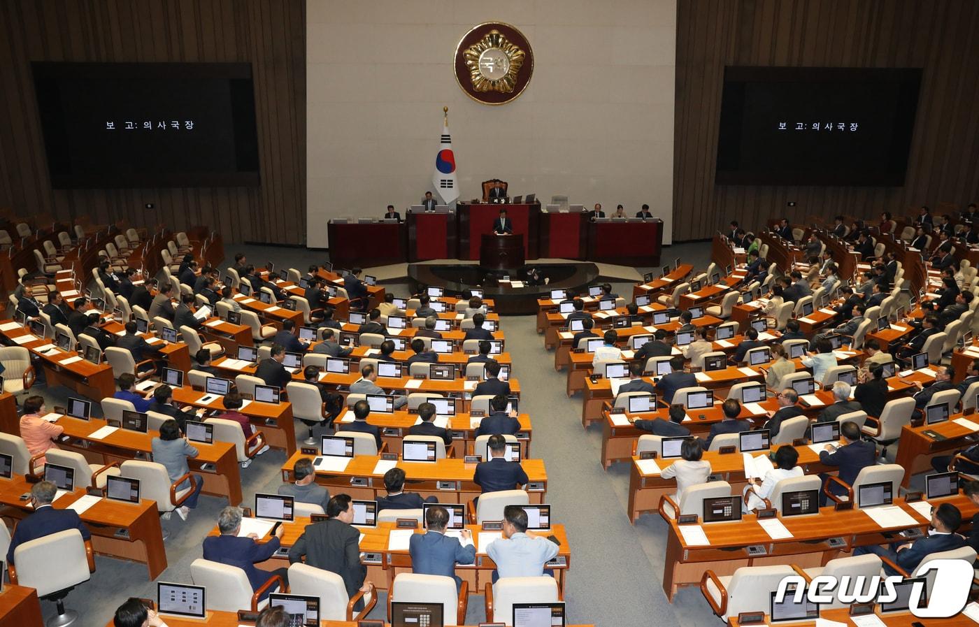 30일 오후 서울 여의도 국회에서 열린 제406회 국회&#40;임시회&#41; 제2차 본회의에서 정당법 위반 혐의&#40;더불어민주당 전당대회 돈봉투 의혹&#41;로 구속영장이 청구된 윤관석·이성만 무소속 의원의 체포동의안이 보고되고 있다. 2023.5.30/뉴스1 ⓒ News1 송원영 기자