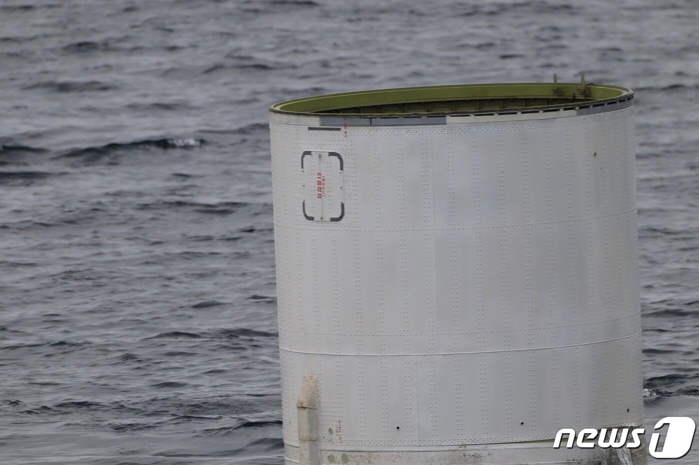 합동참모본부는 31일 우리 군이 서해 어청도 서방 200여㎞ 해상에서 북한이 주장하는 &#39;우주 발사체&#39;의 일부로 추정되는 물체를 인양했다고 밝혔다. &#40;합동참모본부 제공&#41; 2023.5.31/뉴스1