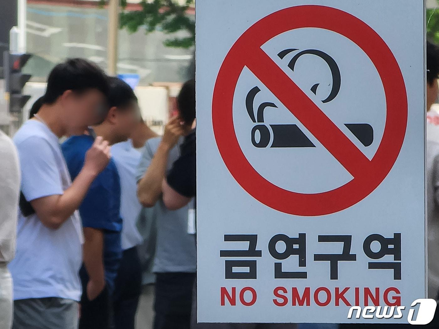 서울시내 거리에서 시민들이 흡연을 하고 있다. /뉴스1 ⓒ News1 유승관 기자