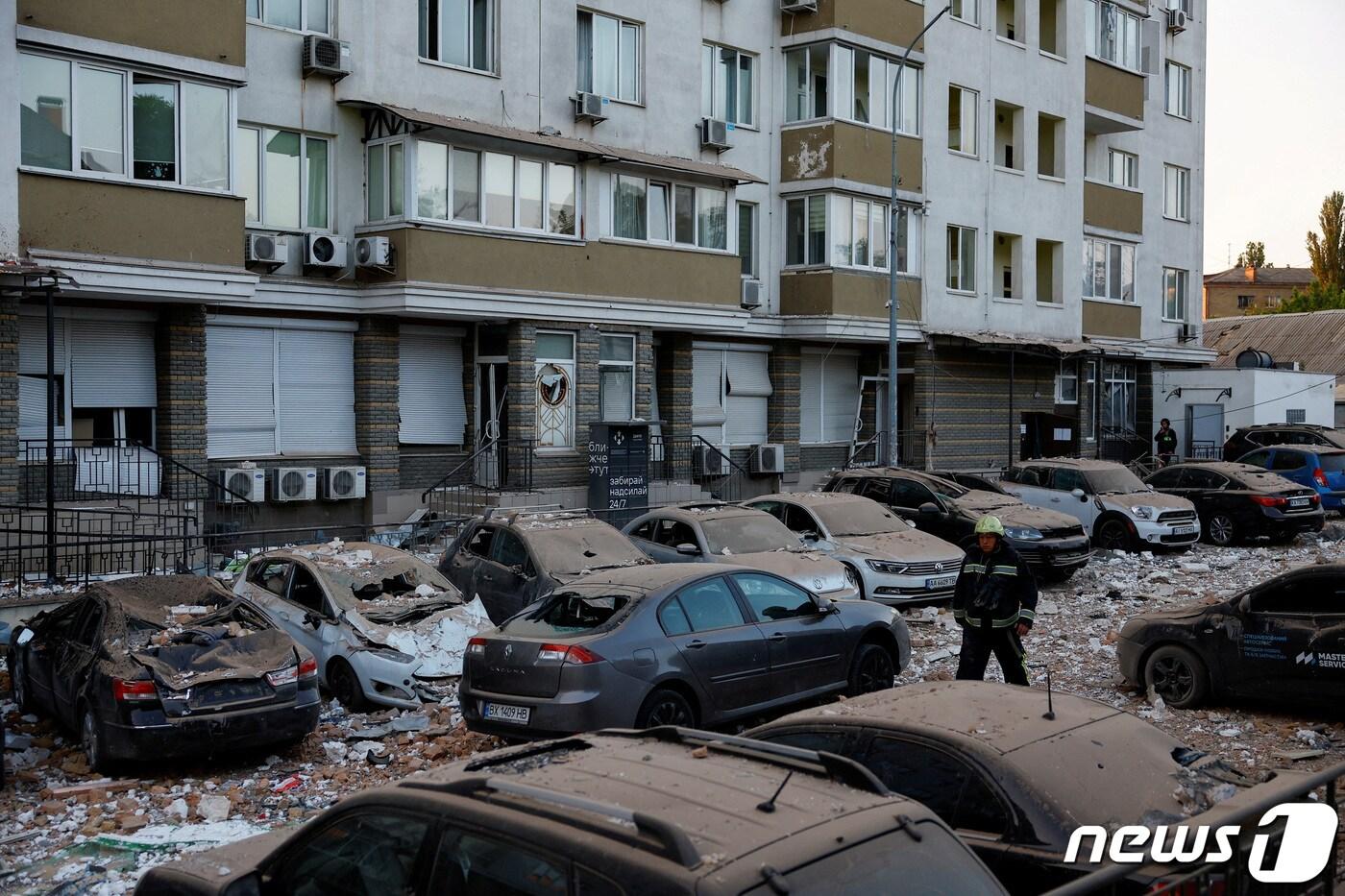 30일&#40;현지시간&#41; 우크라이나 키이우가 러시아 군의 대규모 드론과 미사일 공격을 받아 파손된 차량들이 보인다. 2023.5.31 ⓒ 로이터=뉴스1 ⓒ News1 우동명 기자