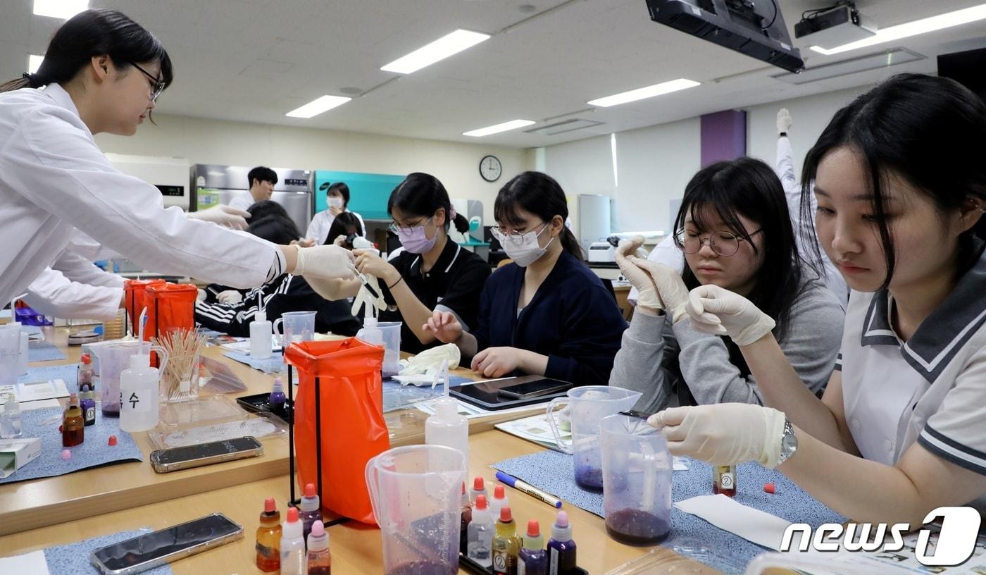 충북보건과학대학교 임상병리과가 31일 충북여자고등학교 동아리 재학생 30여명을 초대해 이색적 체험활동을 진행했다.&#40;충북보건과학대 제공&#41;/ 뉴스1